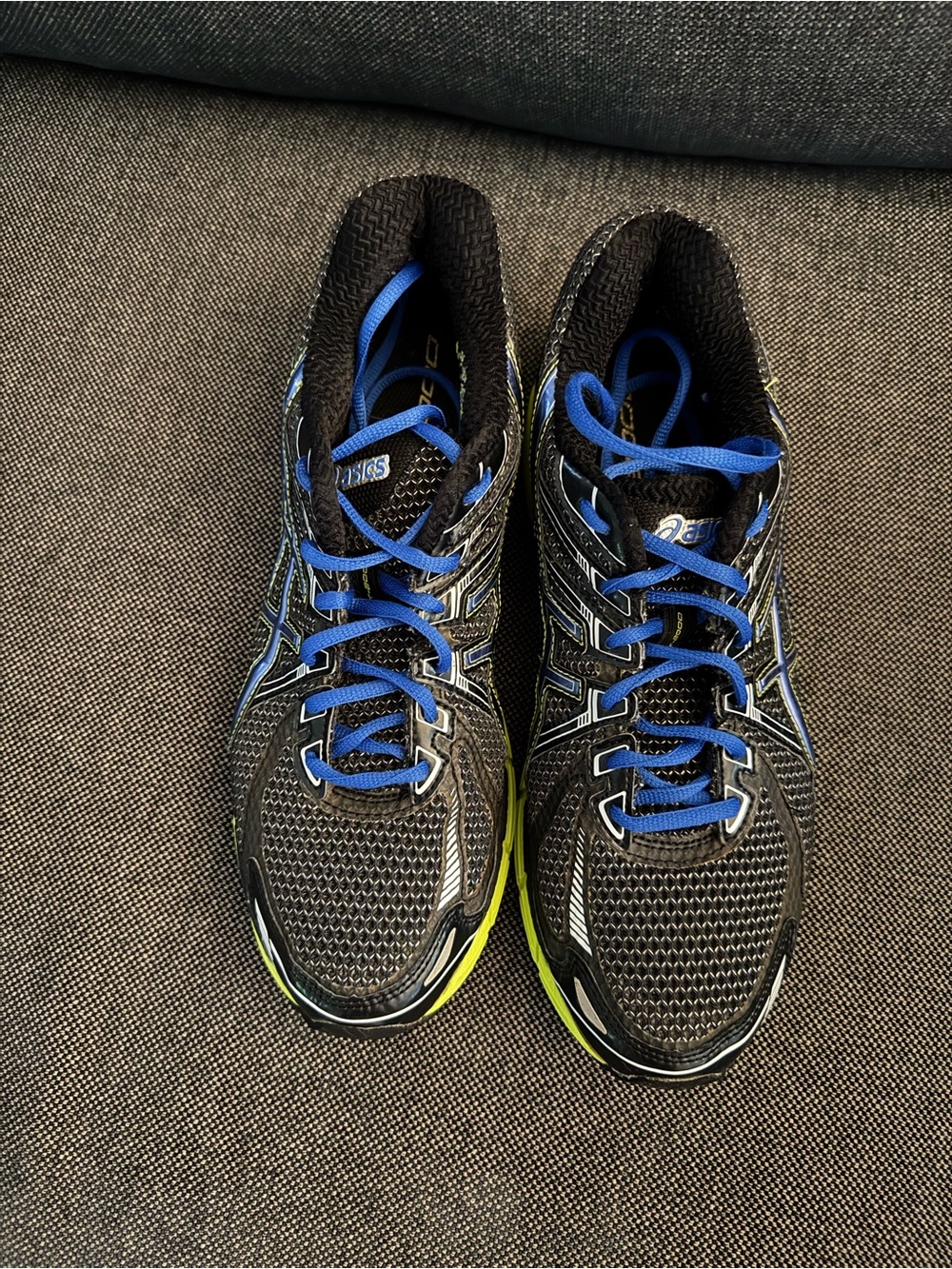 ASICS GT 2000 Men’s Black Running Shoes with Blue Laces and Yellow Accents